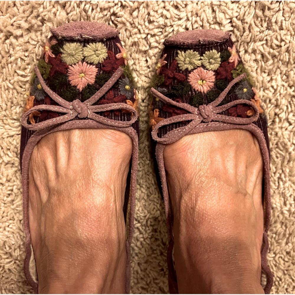 Adorable leather & suede floral stitched flats size8